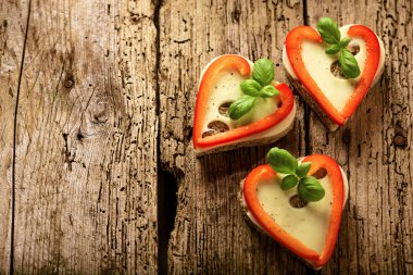 Sevgililer günü - kızarmış yumurta ve ekmek taze sebze ve bir kalp şeklinde Servis Kahvaltı.