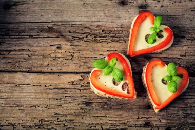 Sevgililer günü - kızarmış yumurta ve ekmek taze sebze ve bir kalp şeklinde Servis Kahvaltı.