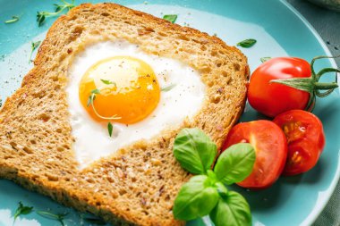 Sevgililer günü - kızarmış yumurta ve ekmek taze sebze ve bir kalp şeklinde Servis Kahvaltı.