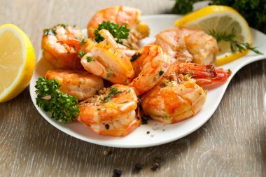 Şişleri barbekü ızgara karides baharatlı malzemelerle