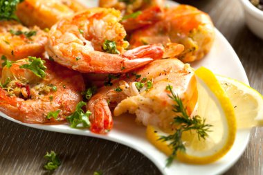 Şişleri barbekü ızgara karides baharatlı malzemelerle