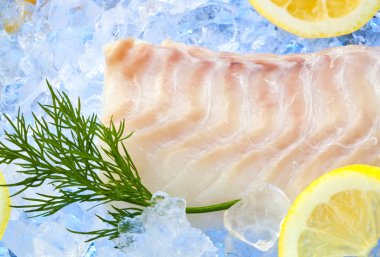 Morina fileto taze limon ile buzda balık 