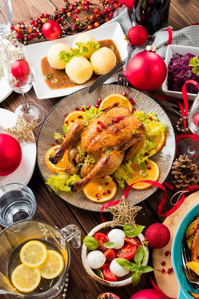 Festliche Feier Gebratener Truthahn Mit Soße Zum Erntedank Oder Weihnachten — Stockfoto