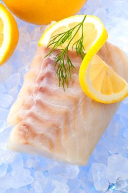 Morina fileto taze limon ile buzda balık 