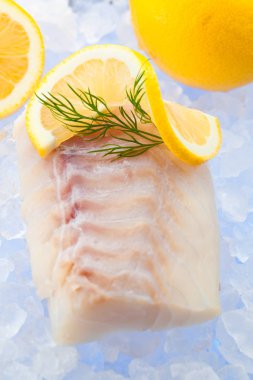 Morina fileto taze limon ile buzda balık 