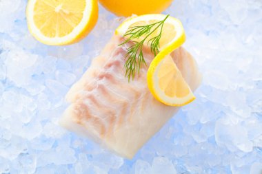 Morina fileto taze limon ile buzda balık 