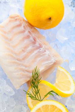 Morina fileto taze limon ile buzda balık 