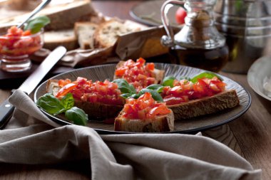 İtalyan yemek kavramı. Bruschettas pesto ile domates