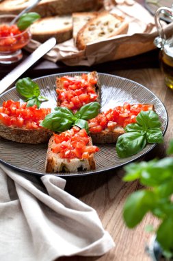 İtalyan yemek kavramı. Bruschettas pesto ile domates