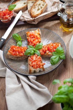 İtalyan yemek kavramı. Bruschettas pesto ile domates