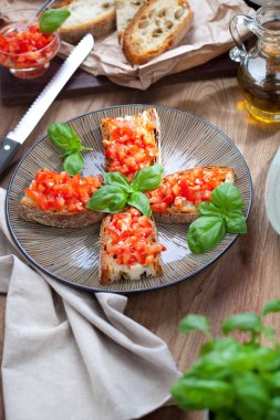 İtalyan yemek kavramı. Bruschettas pesto ile domates