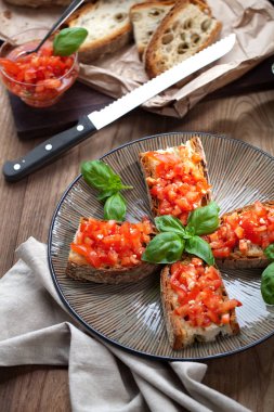İtalyan yemek kavramı. Bruschettas pesto ile domates