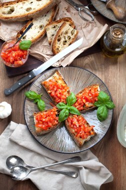 İtalyan yemek kavramı. Bruschettas pesto ile domates