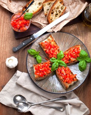 İtalyan yemek kavramı. Bruschettas pesto ile domates