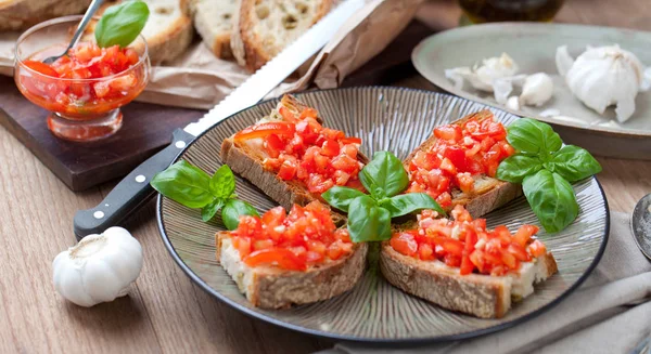 İtalyan yemek kavramı. Bruschettas pesto ile domates