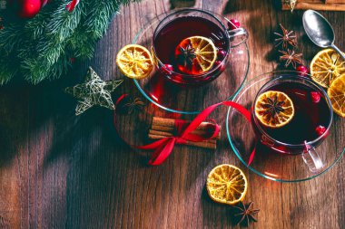 İki bardak sıcak mulled şarap Noel dekorasyonu ile