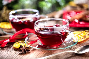 İki bardak sıcak mulled şarap Noel dekorasyonu ile