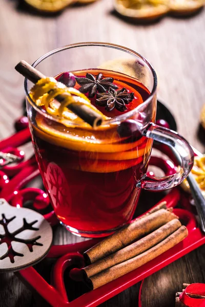 Zwei Gläser Glühwein Mit Weihnachtsdekoration — Stockfoto