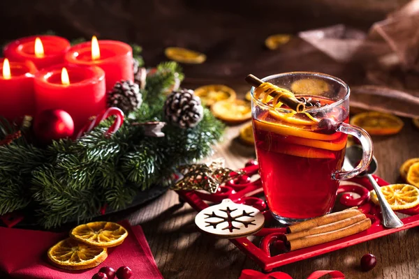 Zwei Gläser Glühwein Mit Weihnachtsdekoration — Stockfoto
