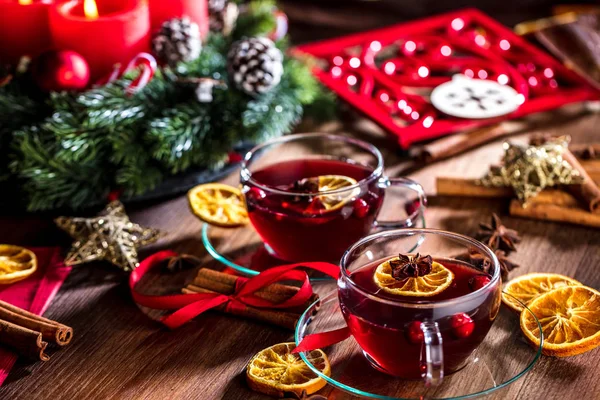 Twee Glazen Van Warme Glühwein Met Kerstdecoratie — Stockfoto
