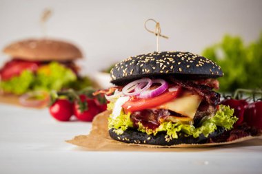 Ev yapımı hamburgerlere yakın çekim 