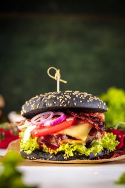 Ev yapımı hamburgerlere yakın çekim 