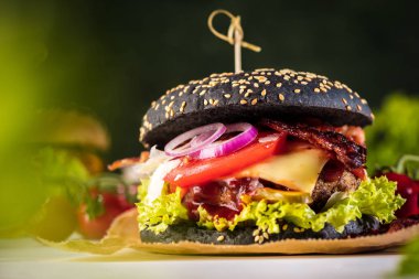 Ev yapımı hamburgerlere yakın çekim 