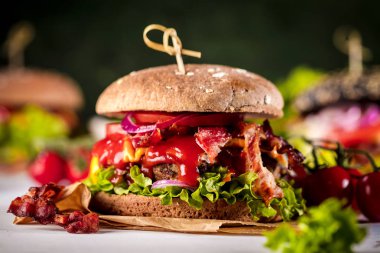 Ev yapımı hamburgerlere yakın çekim 