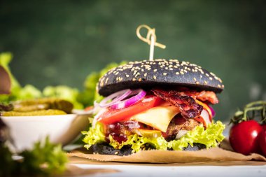 Ev yapımı hamburgerlere yakın çekim 