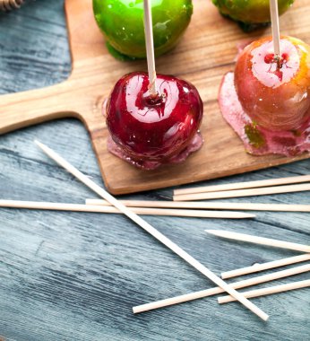 Tablo renkli şeker elma ile 