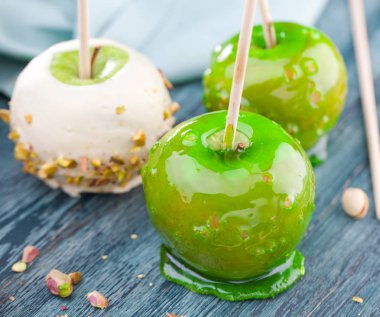 Tablo renkli şeker elma ile 