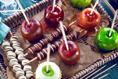 Tablo renkli şeker elma ile 