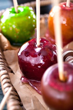 Tablo renkli şeker elma ile 