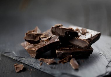 bir tablo üzerinde bir parça çikolata içine dökülen erimiş çikolata