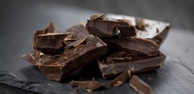 bir tablo üzerinde bir parça çikolata içine dökülen erimiş çikolata