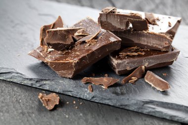 bir tablo üzerinde bir parça çikolata içine dökülen erimiş çikolata