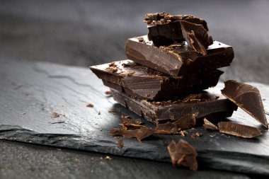 bir tablo üzerinde bir parça çikolata içine dökülen erimiş çikolata