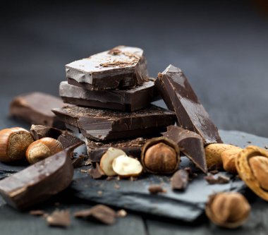 bir tablo üzerinde bir parça çikolata içine dökülen erimiş çikolata