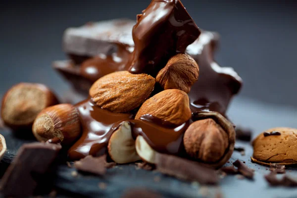 Chocolat Fondu Versé Dans Morceau Barres Chocolat Sur Une Table — Photo