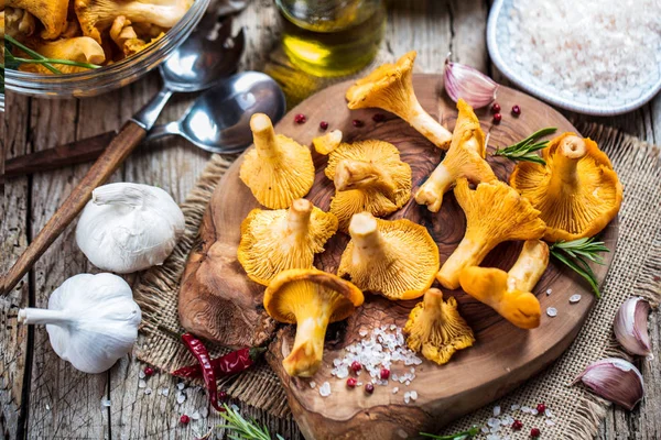 Cogumelos Amarelos Chanterelle Placa Vintage Com Plantas Florestais Mesa Cozinha — Fotografia de Stock