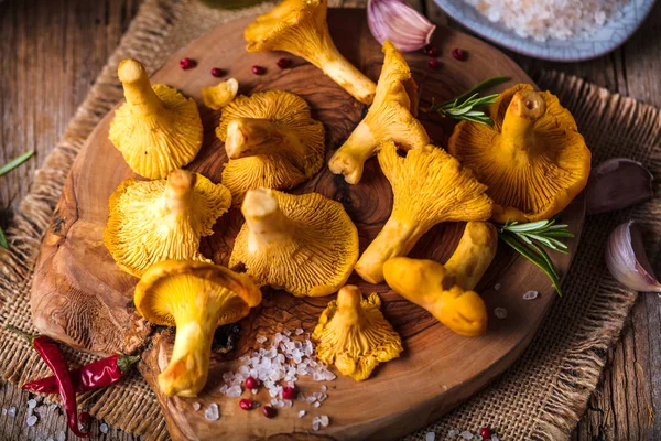 Gelbe Champignons Pfifferling Vintage Teller Mit Waldpflanzen Auf Dunklem Küchentisch — Stockfoto