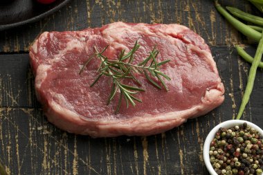 Taze ızgara et. Izgara dana biftek pişmiş ahşap kesme tahtası üzerinde. Üstten Görünüm.