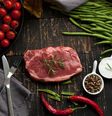 Taze ızgara et. Izgara dana biftek pişmiş ahşap kesme tahtası üzerinde. Üstten Görünüm.