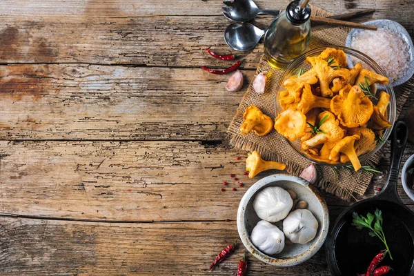 Yellow Mushrooms Chanterelle Vintage Plate Forest Plants Dark Kitchen Table — Stock Photo, Image