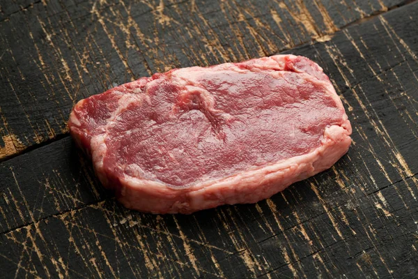 新鲜的烤肉 烤的牛肉牛排木菜板上 顶视图 — 图库照片