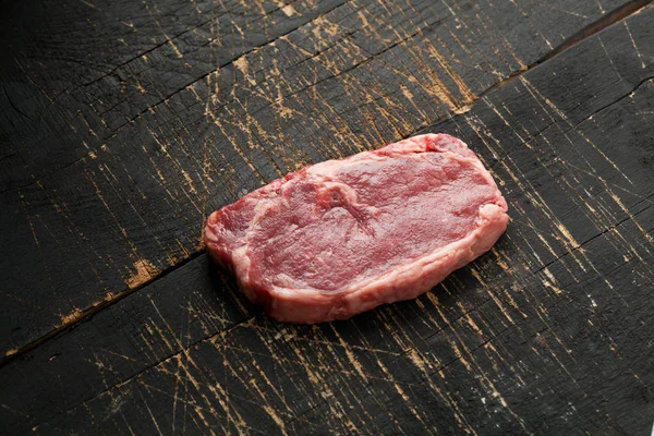 신선한 구운된 고기입니다 구운된 쇠고기 스테이크 보드에 — 스톡 사진