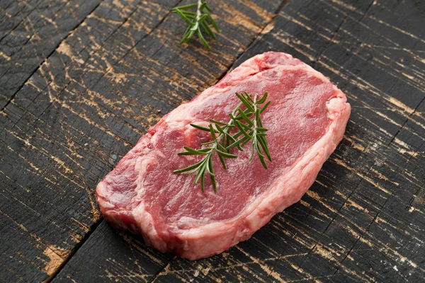 Čerstvé Grilované Maso Grilovaný Hovězí Steak Středně Propečený Dřevěném Prkénku — Stock fotografie