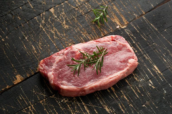 Čerstvé Grilované Maso Grilovaný Hovězí Steak Středně Propečený Dřevěném Prkénku — Stock fotografie