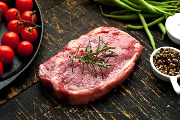 Čerstvé Grilované Maso Grilovaný Hovězí Steak Středně Propečený Dřevěném Prkénku — Stock fotografie