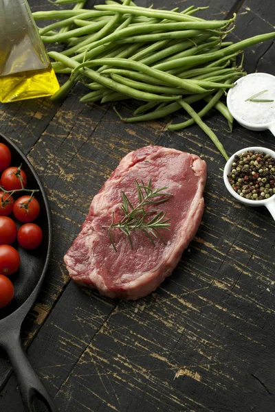 Čerstvé Grilované Maso Grilovaný Hovězí Steak Středně Propečený Dřevěném Prkénku — Stock fotografie